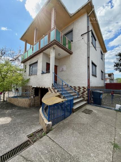 5 izbový dom na predaj + 3 garáže + bazén, obec Rohovce