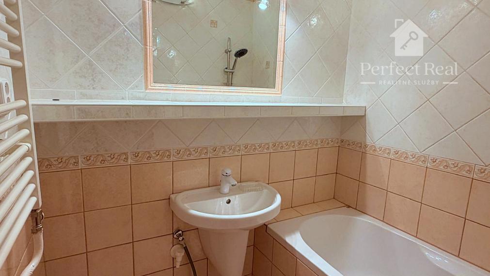 Prenájom pekný, svetlý, priestranný 2,5izbový byt Ružinov