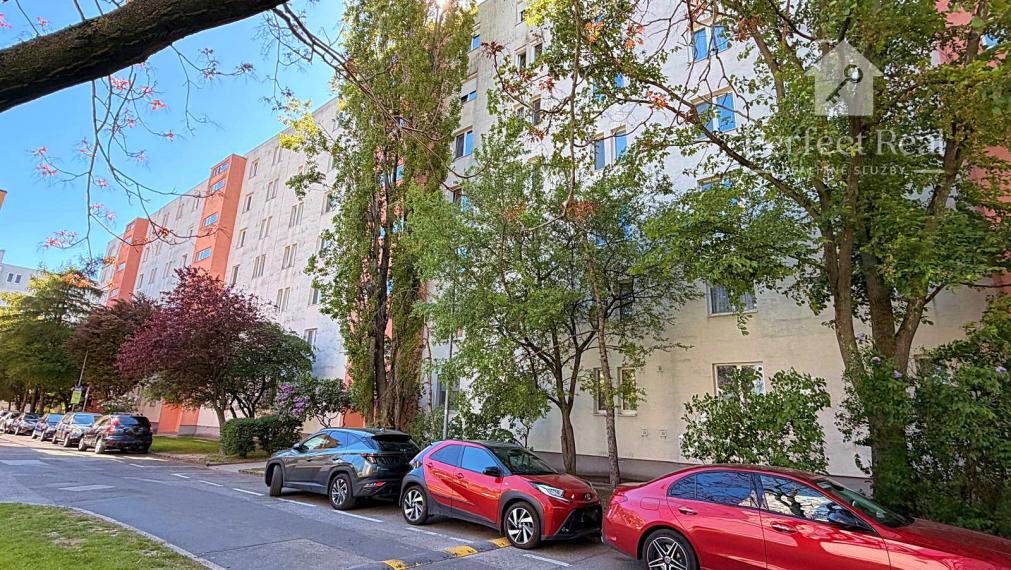 Prenájom pekný, svetlý, priestranný 2,5izbový byt Ružinov