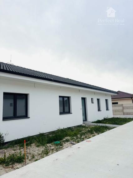 3izbový dom/dvojdom s parkovaním , terasou  a záhradkou v obci Padáň