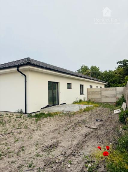 3izbový dom/dvojdom s parkovaním , terasou  a záhradkou v obci Padáň
