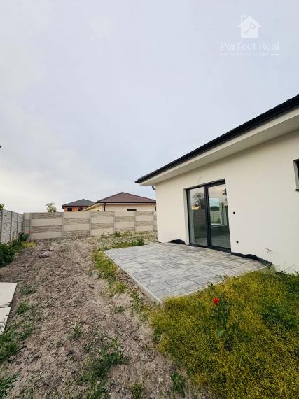 3izbový dom/dvojdom s parkovaním , terasou  a záhradkou v obci Padáň