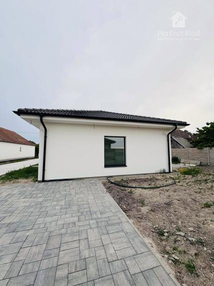 3izbový dom/dvojdom s parkovaním , terasou  a záhradkou v obci Padáň