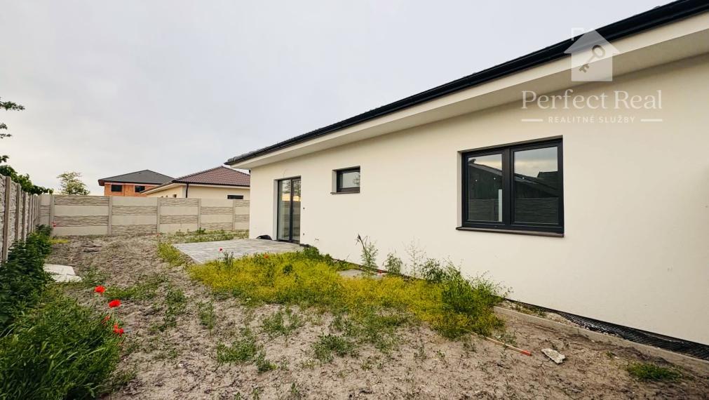 3izbový dom/dvojdom s parkovaním , terasou  a záhradkou v obci Padáň