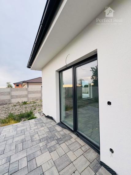 3izbový dom/dvojdom s parkovaním , terasou  a záhradkou v obci Padáň
