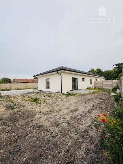 3izbový dom/dvojdom s parkovaním , terasou  a záhradkou v obci Padáň