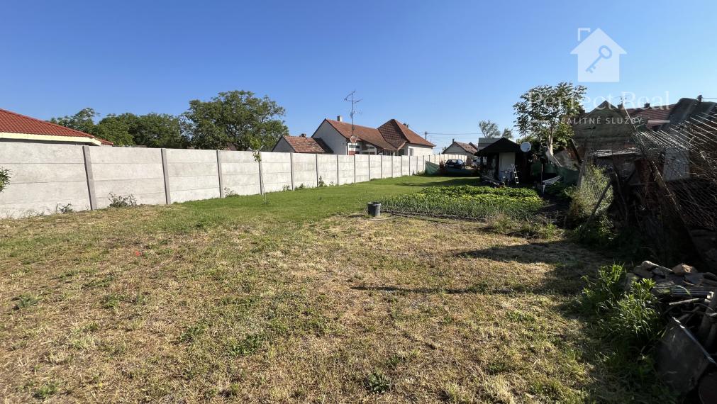 Priestranný pozemok s malým záhradným domom v obci Nový život