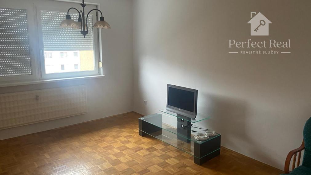 Veľký trojizbový byt na prenájom bez zariadenia, nám. Priateľstva, DS