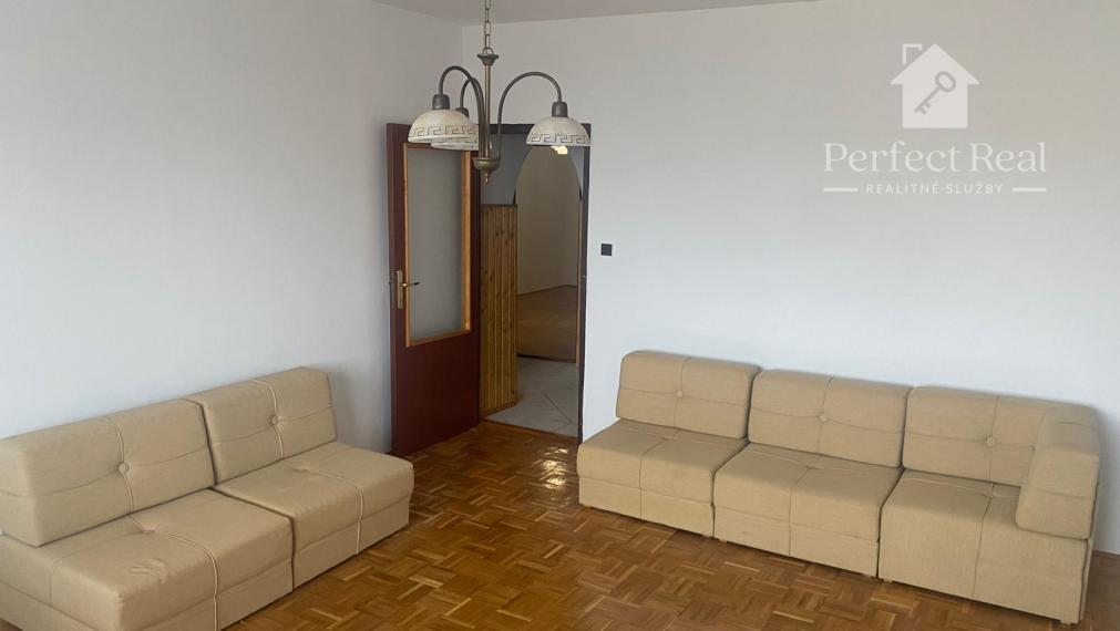 Veľký trojizbový byt na prenájom bez zariadenia, nám. Priateľstva, DS