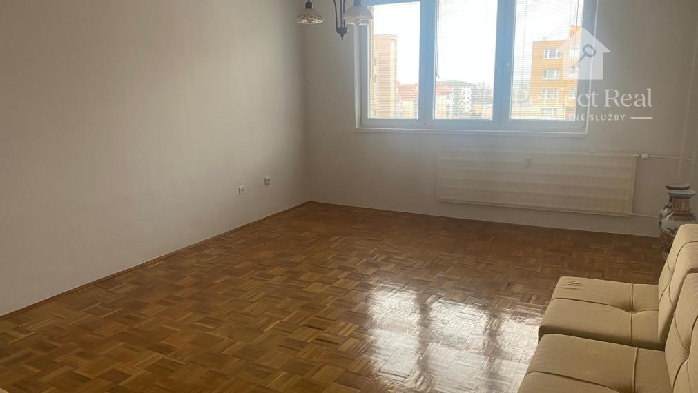 Veľký trojizbový byt na prenájom bez zariadenia, nám. Priateľstva, DS