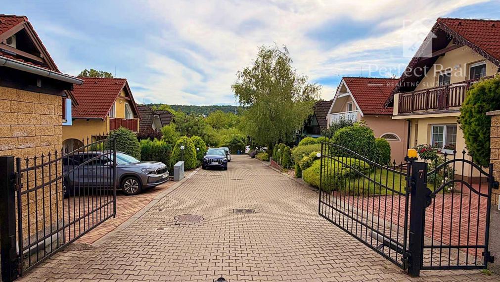 Krásny svetlý domček v uzavretom areáli so záhradou a garážou