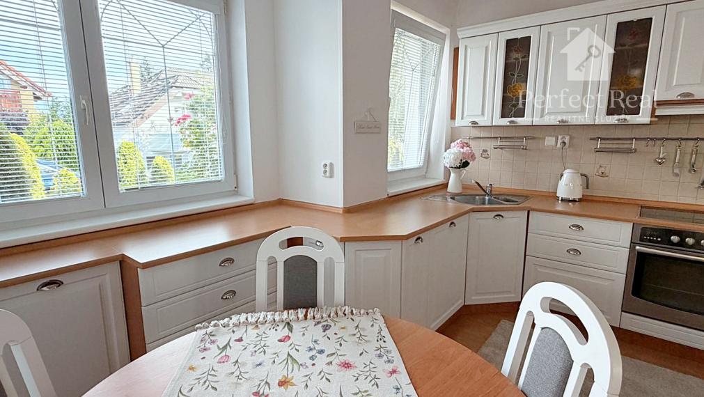 Krásny svetlý domček v uzavretom areáli so záhradou a garážou