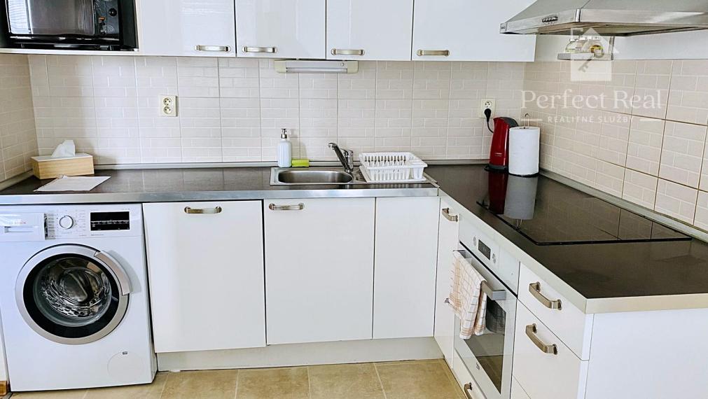 Predaj - svetlý priestranný 3izbový byt s balkónom a pivnicou