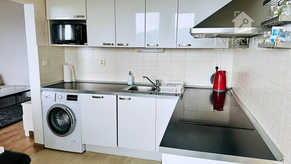 Predaj - svetlý priestranný 3izbový byt s balkónom a pivnicou