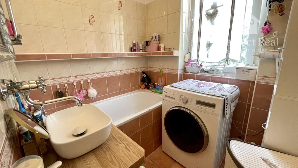 Slnečný, 3izbový tehlový byt s balkónom, klímou a veľkou pivnicou – Zlaté Klasy