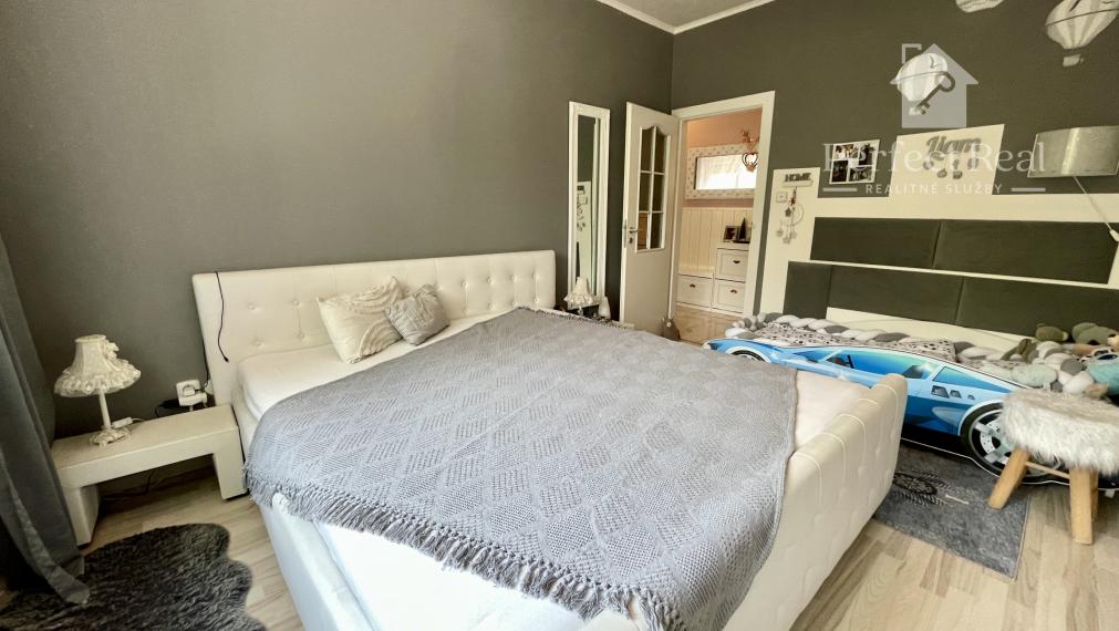 Slnečný, 3izbový tehlový byt s balkónom, klímou a veľkou pivnicou – Zlaté Klasy