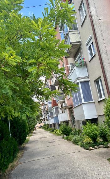 Slnečný, 3izbový tehlový byt s balkónom, klímou a veľkou pivnicou – Zlaté Klasy