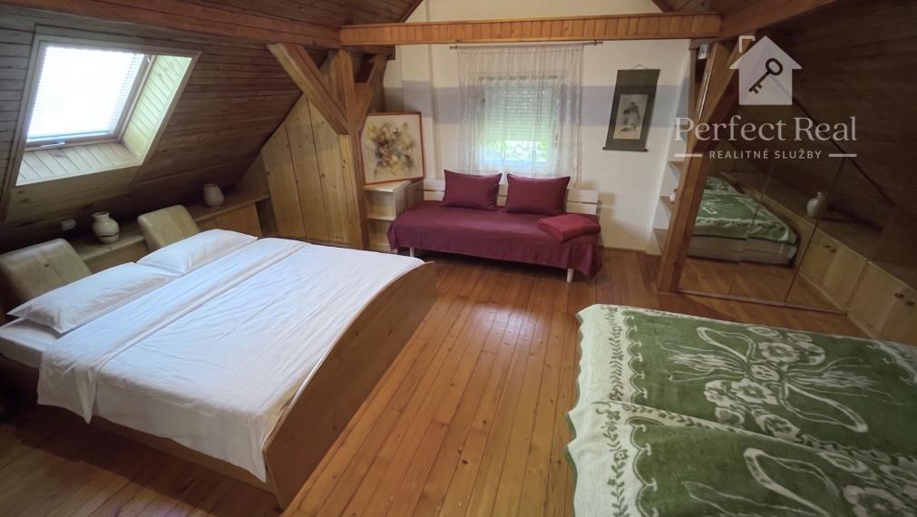 Priestranný rodinný dom s čarovnou záhradou, krbom a klubovňou je na PREDAJ!