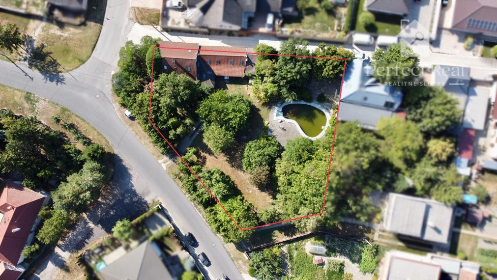 Priestranný rodinný dom s čarovnou záhradou, krbom a klubovňou je na PREDAJ!