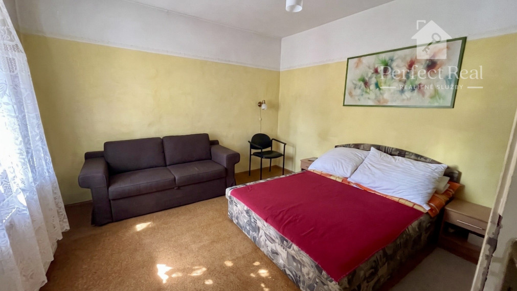 Priestranný rodinný dom s bazénom a veľkým pozemkom 1902 m²