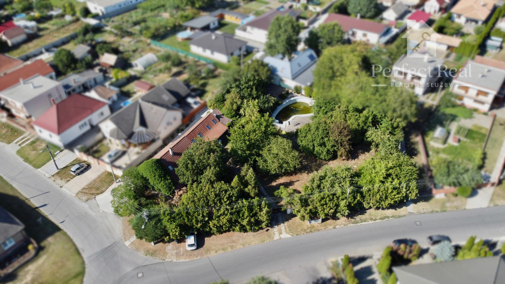 Priestranný rodinný dom s bazénom a veľkým pozemkom 1902 m²