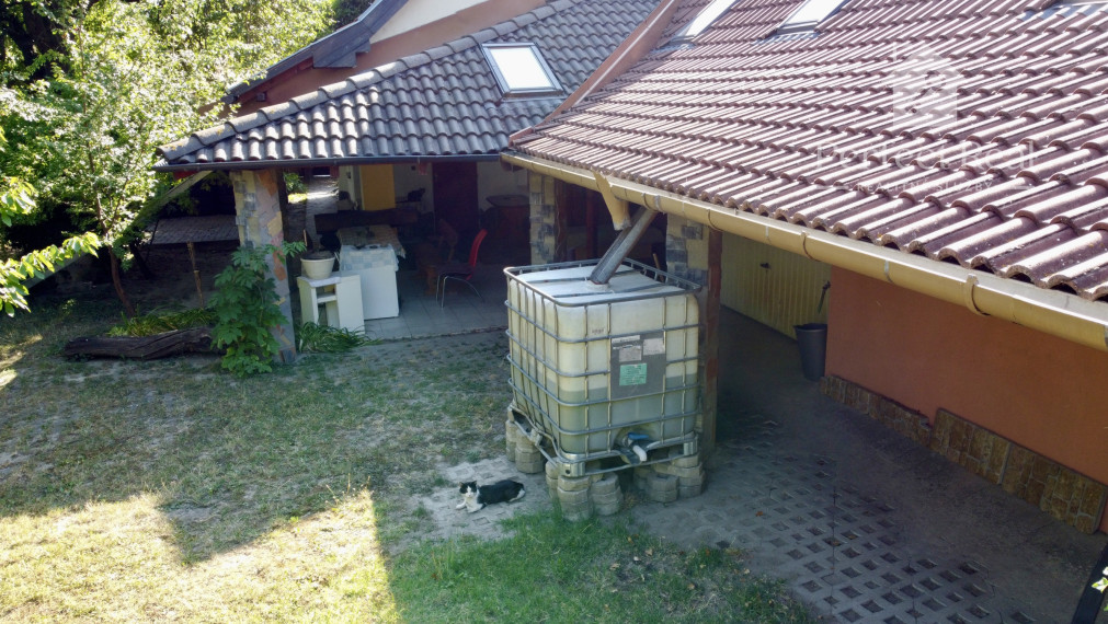 Priestranný rodinný dom s bazénom a veľkým pozemkom 1902 m²