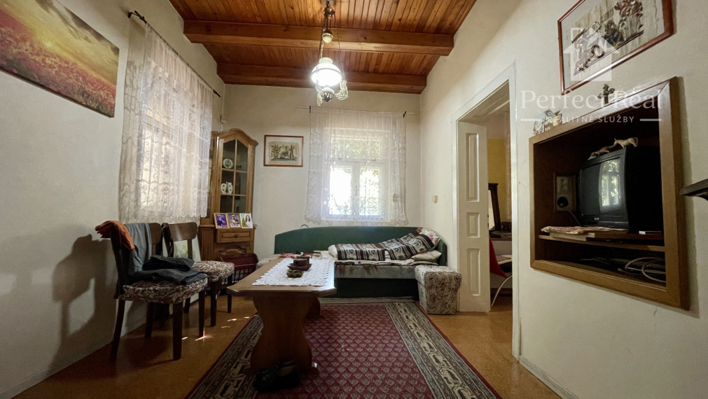 Priestranný rodinný dom s bazénom a veľkým pozemkom 1902 m²