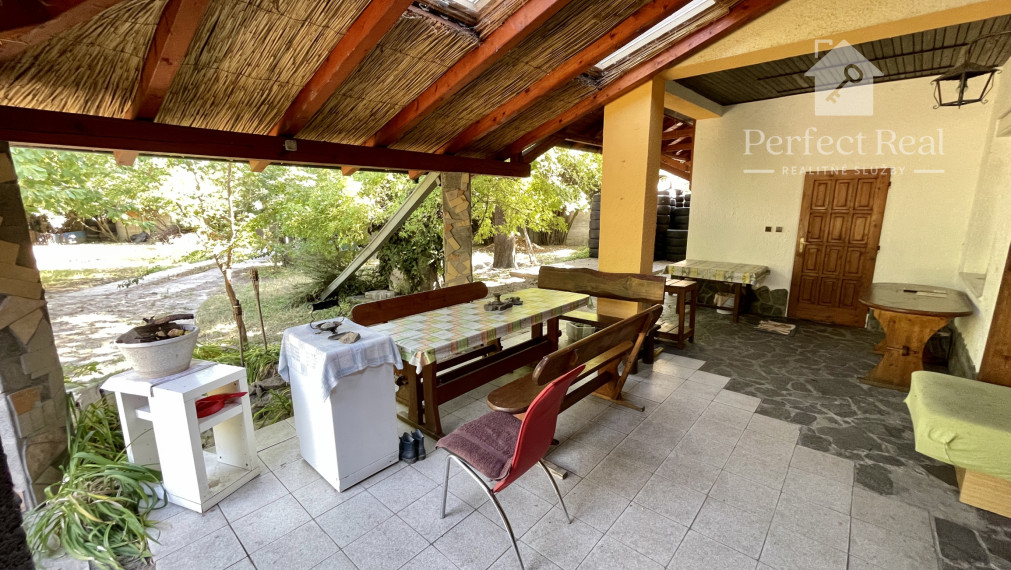 Priestranný rodinný dom s bazénom a veľkým pozemkom 1902 m²