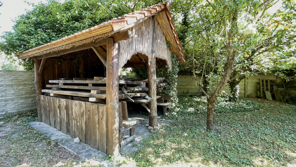 Priestranný rodinný dom s bazénom a veľkým pozemkom 1902 m²