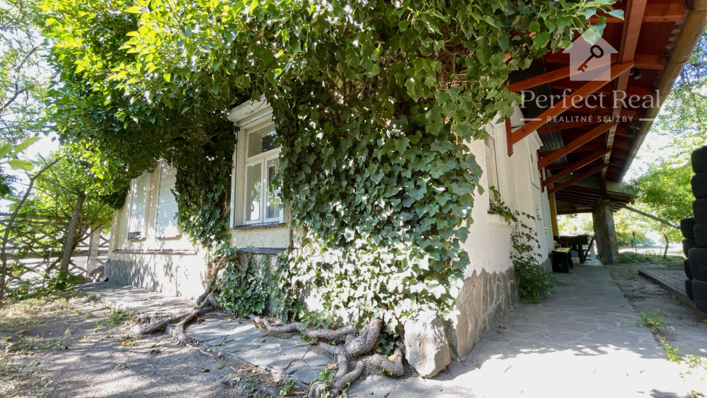 Priestranný rodinný dom s bazénom a veľkým pozemkom 1902 m²
