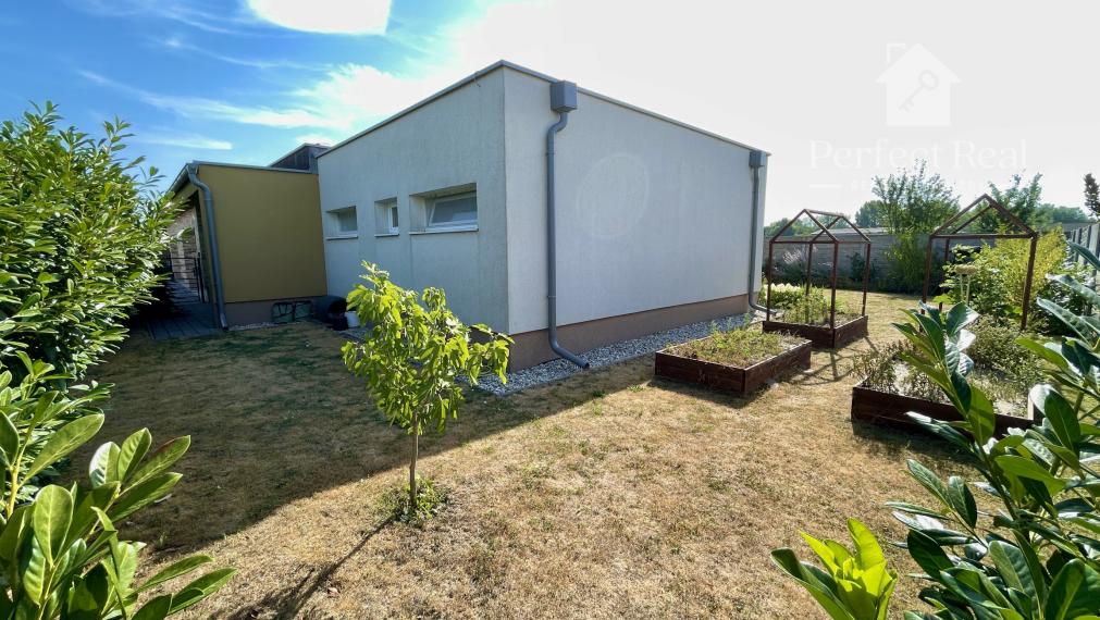 Moderný, kompletne zariadený rodinný dvojdom s dvojgarážou