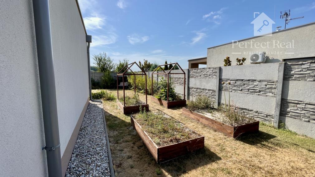 Moderný, kompletne zariadený rodinný dvojdom s dvojgarážou