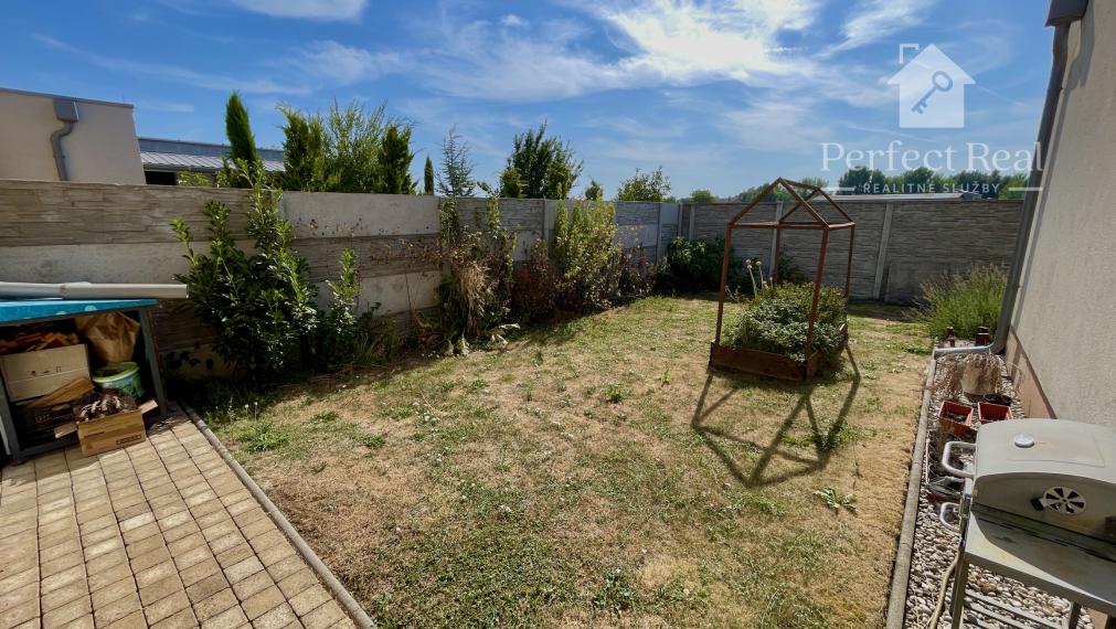 Moderný, kompletne zariadený rodinný dvojdom s dvojgarážou