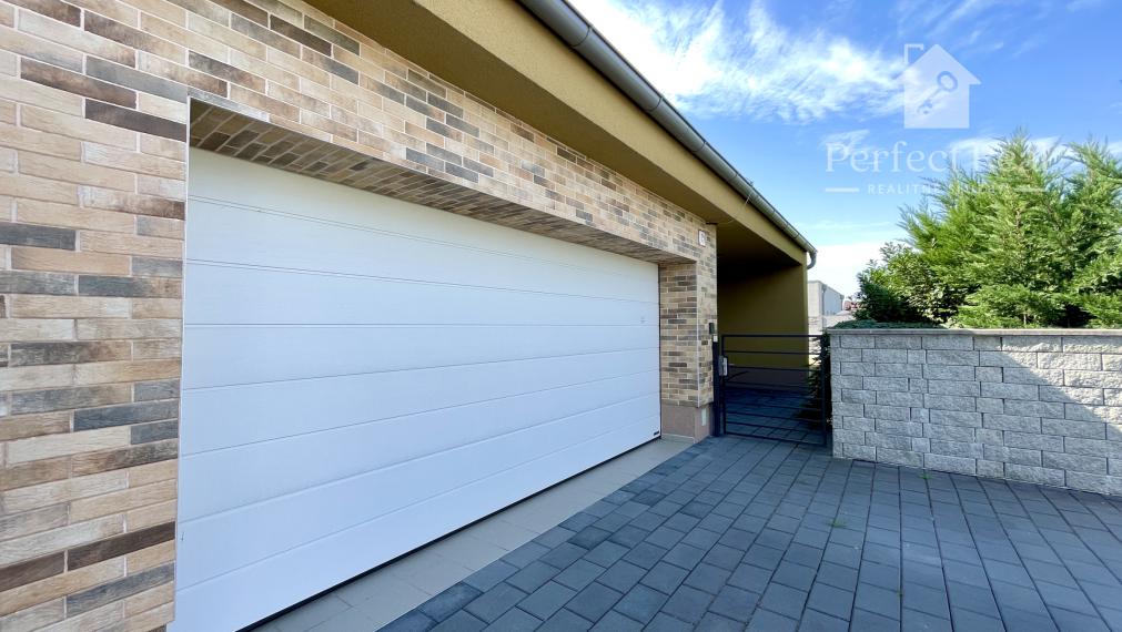 Moderný, kompletne zariadený rodinný dvojdom s dvojgarážou