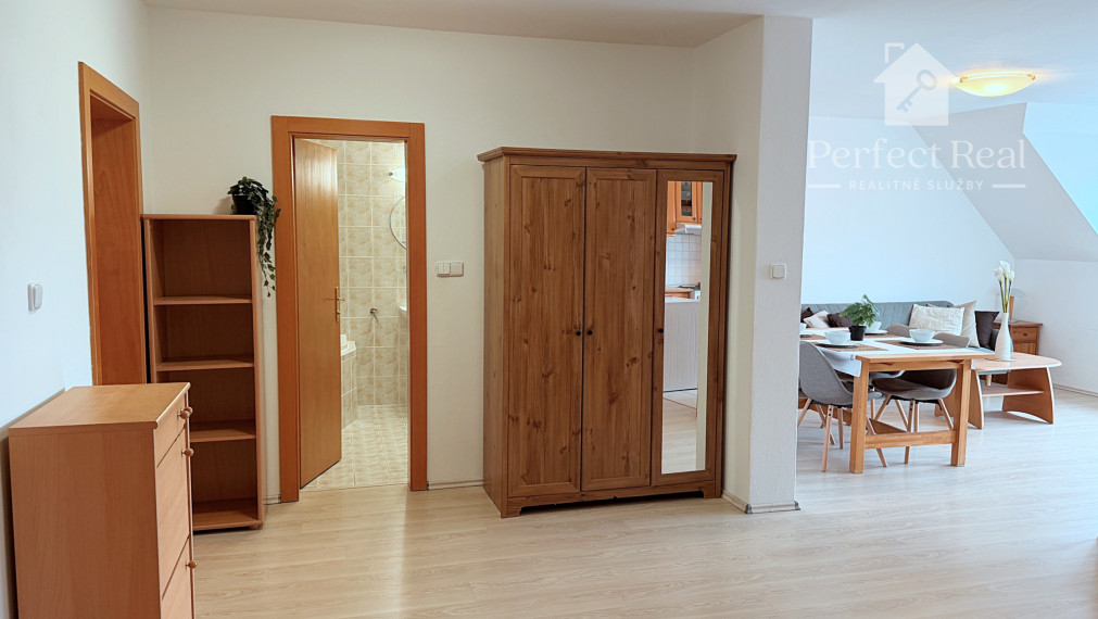 Prenájom - Priestranný 3izbový byt s 2balkónmi, tichá lokalita