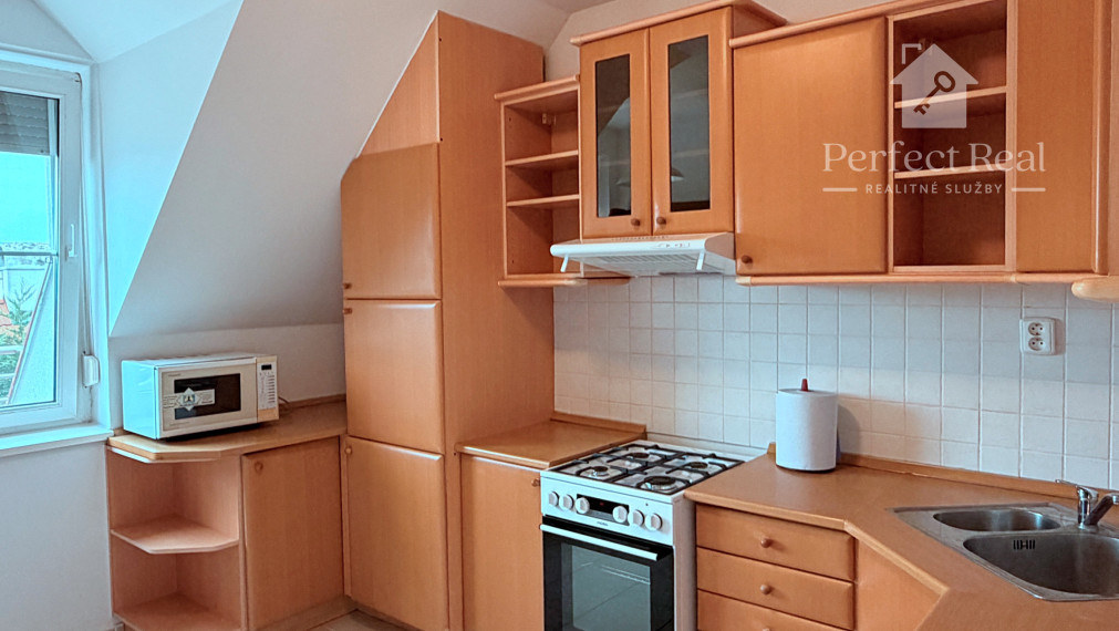 Prenájom - Priestranný 3izbový byt s 2balkónmi, tichá lokalita