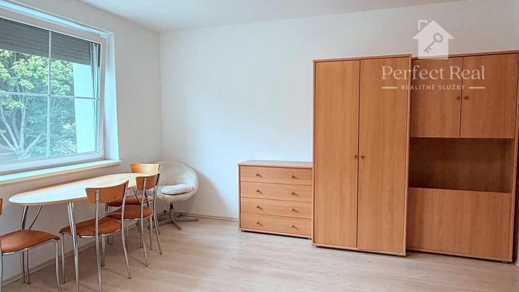 Prenájom - Priestranný 3izbový byt s 2balkónmi, tichá lokalita