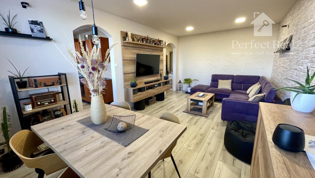 Pekný, moderný, priestranný 3 izbový byt v obci Zlaté Klasy- slušná lokalita- zariadený