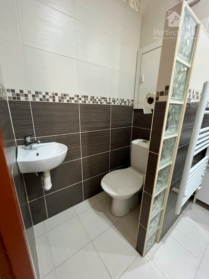 Komplet prerobený 1 izbový byt s balkónom v obci Zlaté Klasy- predáva sa so zariadením