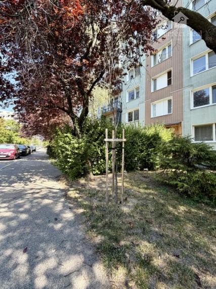 2,5 izbový, KOMPLETNÁ REKONŠTRUKCIA + šatník, zariadený, DS