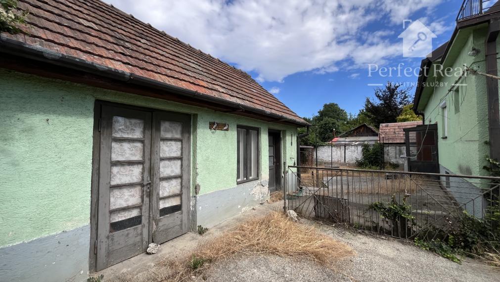 Priestranný 4 izbový rodinný dom s pozemkom iba 15 km od Bratislavy (Nová Dedinka)- nutná rekonštrukcia