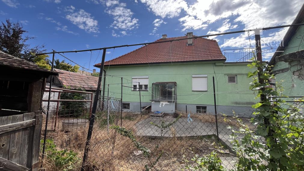 Priestranný 4 izbový rodinný dom s pozemkom iba 15 km od Bratislavy (Nová Dedinka)- nutná rekonštrukcia