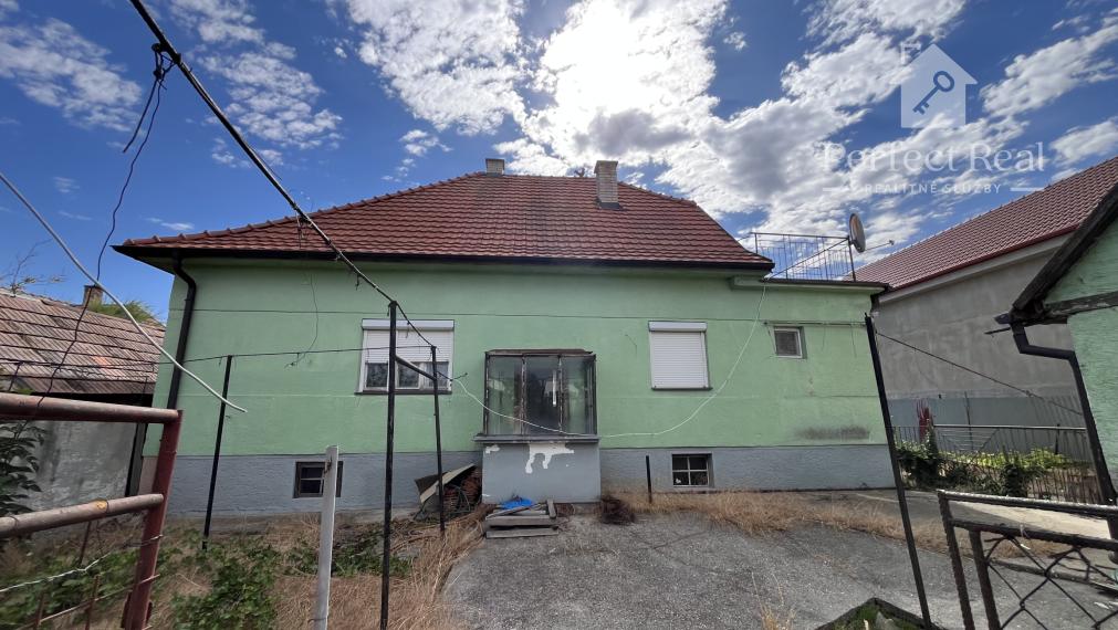 Priestranný 4 izbový rodinný dom s pozemkom iba 15 km od Bratislavy (Nová Dedinka)- nutná rekonštrukcia