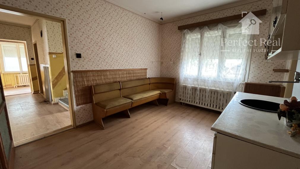 Priestranný 4 izbový rodinný dom s pozemkom iba 15 km od Bratislavy (Nová Dedinka)- nutná rekonštrukcia