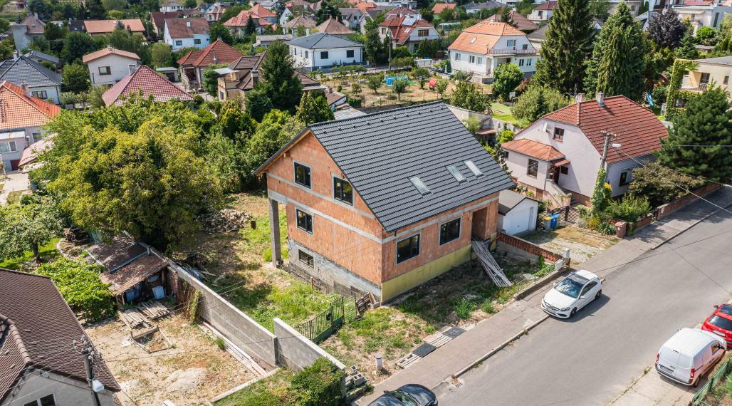Exkluzívne na predaj priestranný, dvojpodlažný  rodinný dom v širšom centre Modry.