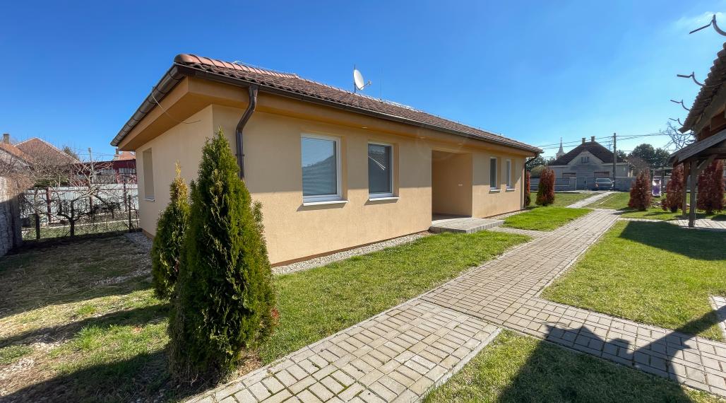 Dvojdom vo Veľkom Mederi s možnosťou ďalšej výstavby.