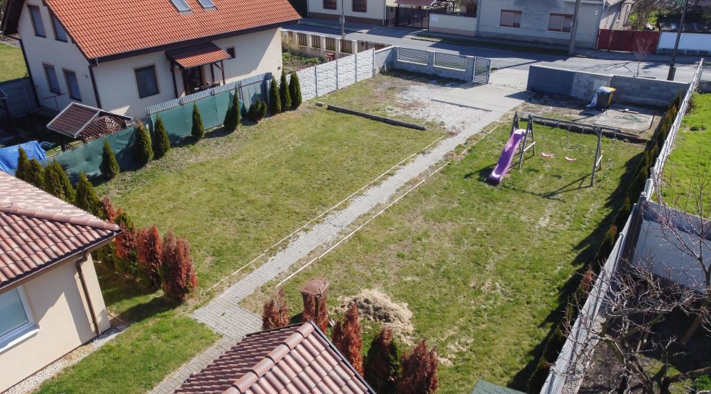 Pozemok s dvojdomom vo Veľkom Mederi na predaj.