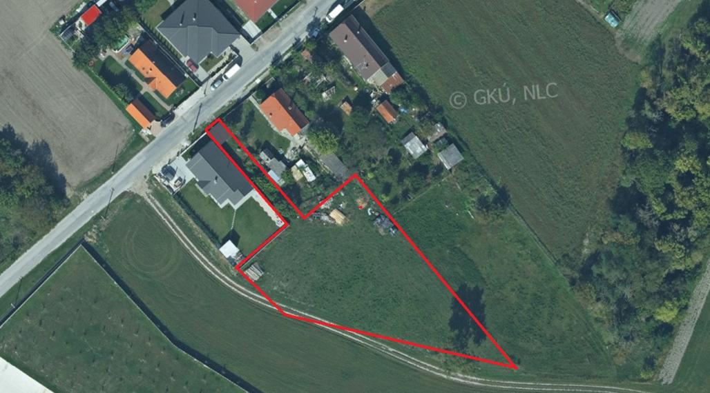 Veľký stavebný pozemok v pokojnej časti obce Lúč na Ostrove – ideálna príležitosť pre váš projekt!