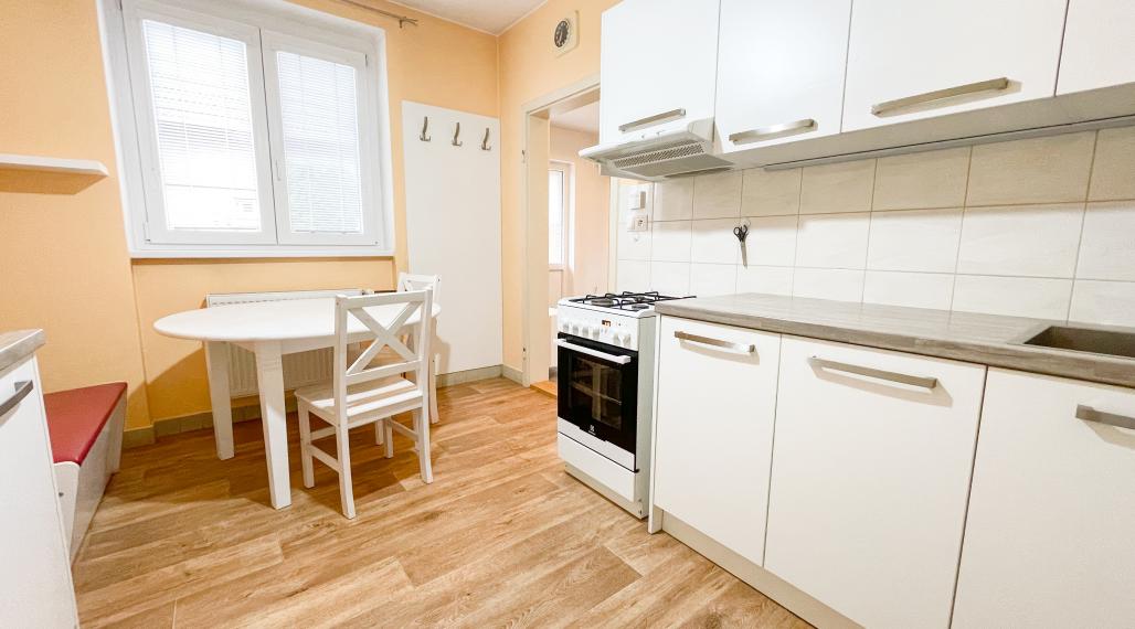 Útulný, 2 izbový tehlový rodinný dom v obci Zlaté Klasy-garáž