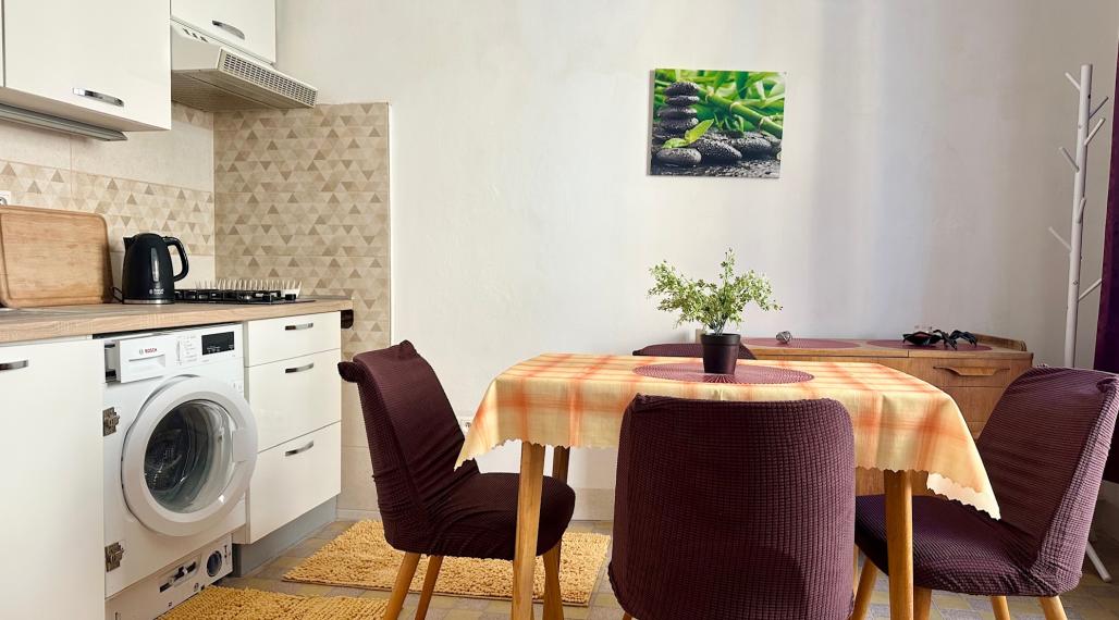 Perfektná poloha - Garsónka na prenájom s balkónom